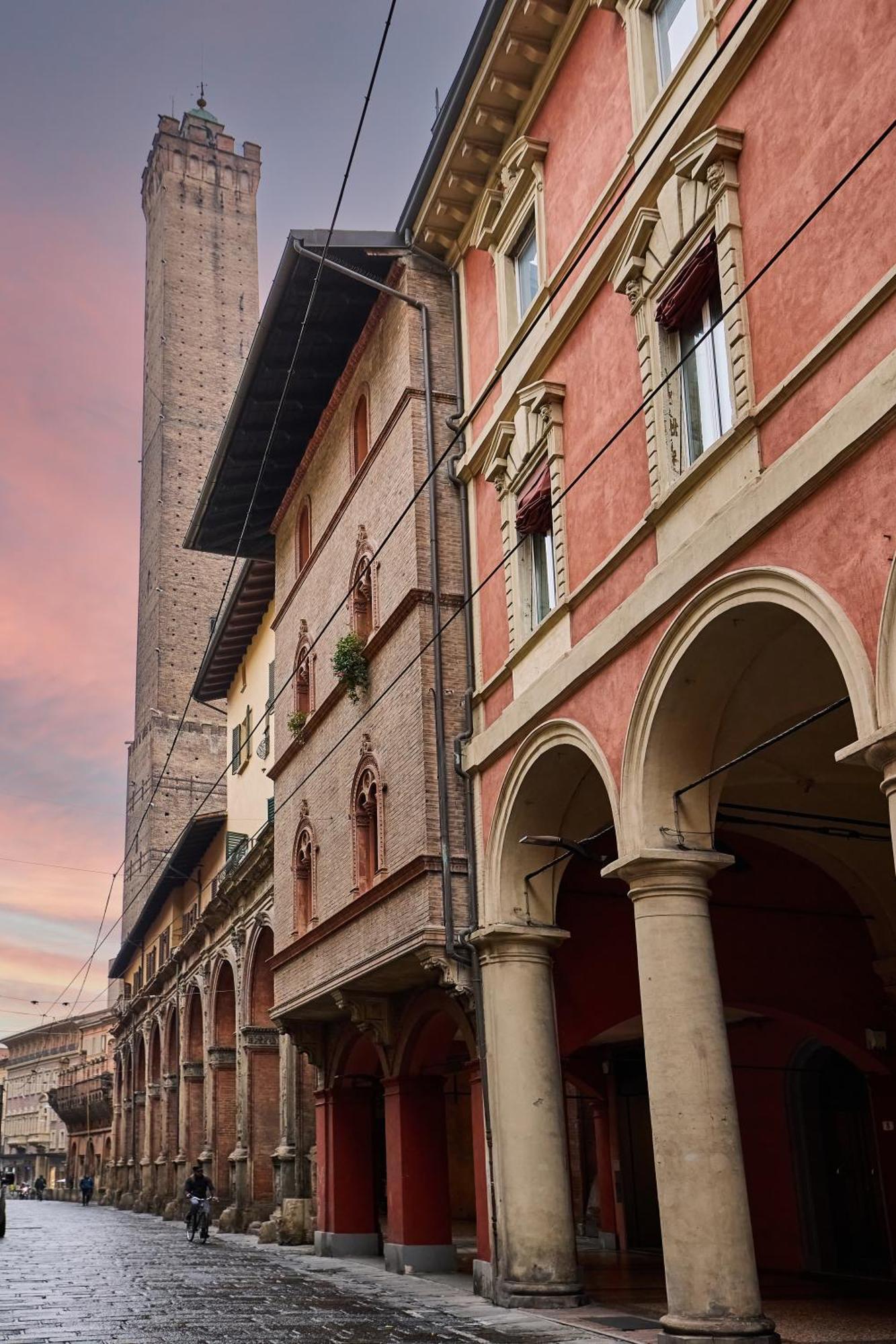 La Torre Lunga -Smart Working- 150 M Dalle-From Due Torri-Two Towers Bologna Luaran gambar